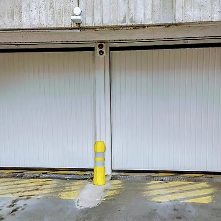 Tres Bien Localise Avec Parking Apartment Puteaux